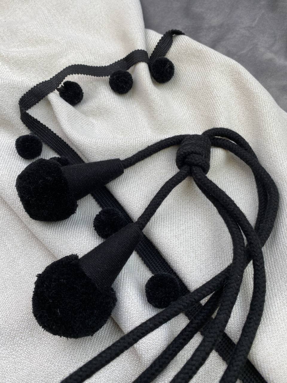 Бахрома с помпонами, из коллекции "Pompon" YMQ-4 черный (L4см/D2,5см/между шариками 8см)